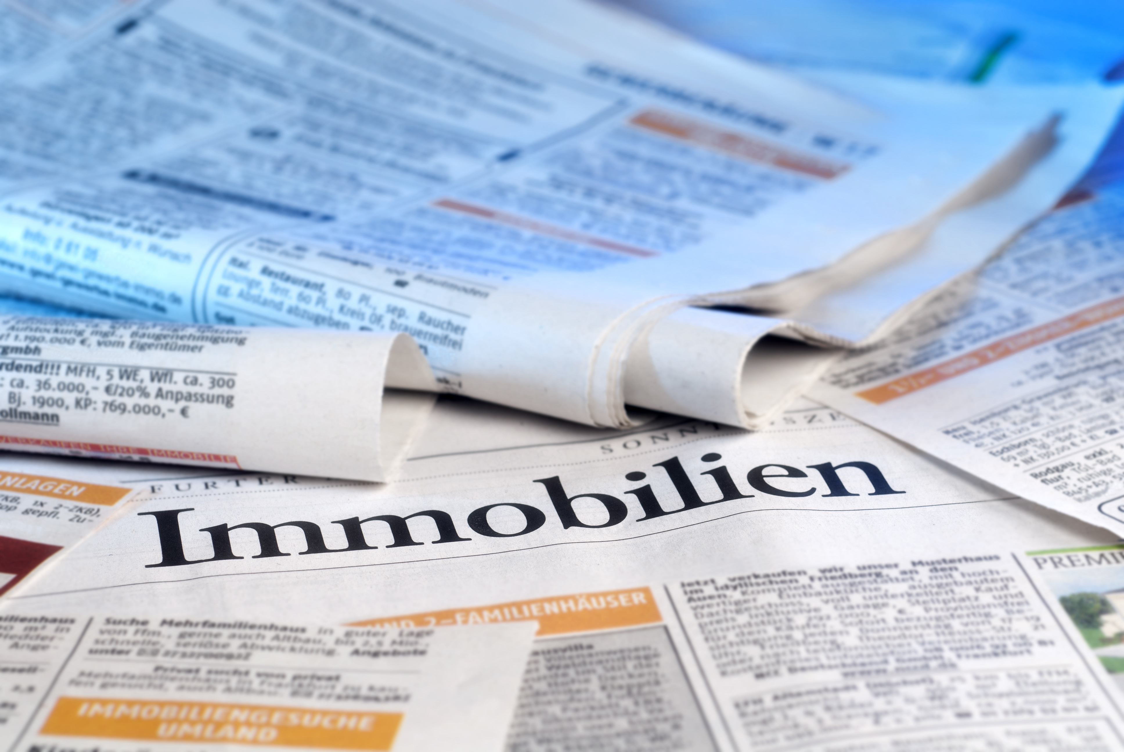 Eine Zeitung mit der Überschrift "Immobilien"